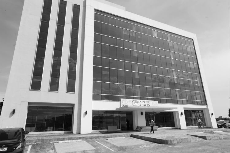 Una vez que el pleno de la Corte Suprema resuelva la acción interpuesta por la defensa del acusado, la competencia debe ser trasladada al Sistema Penal Acusatorio.