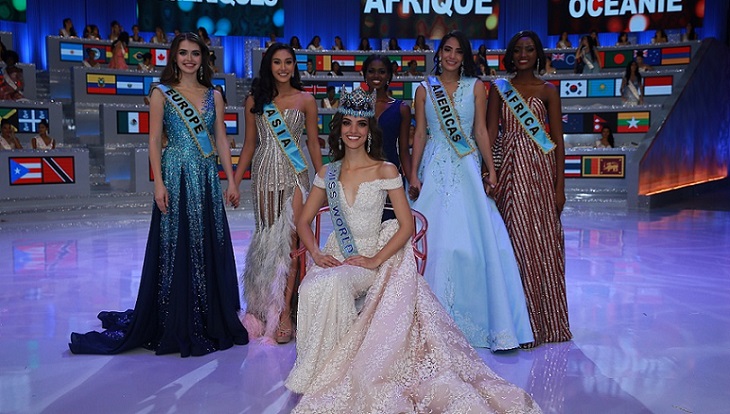 Solaris Barba junto a Miss World, Vanessa Ponce de León y las otras finalistas. Foto: Miss World