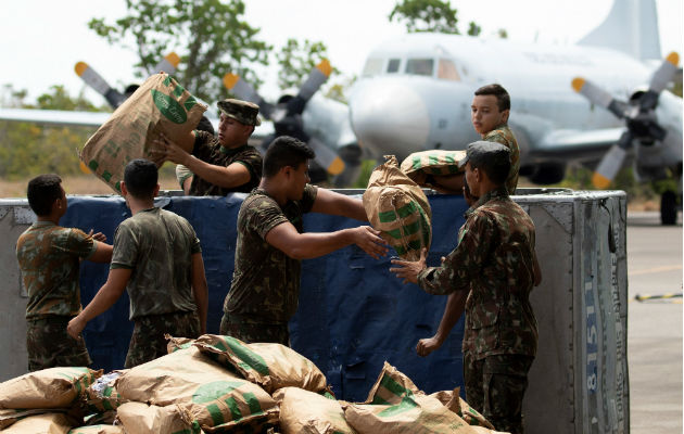 Soldados brasileños organizan un cargamento con ayuda humanitaria destinada para Venezuela, este viernes, en Boa Vista (Brasil). Foto: EFE.