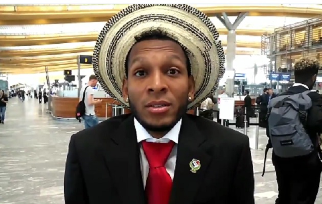 Negrito luce el polémico sombrero.