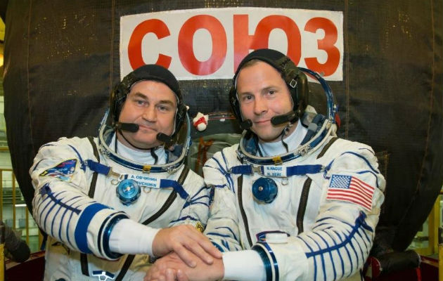 El ruso Alexéi Ovchinin y el estadounidense Nick Hague (NASA), tripulantes de la nave Soyuz rusa. Foto: EFE. 