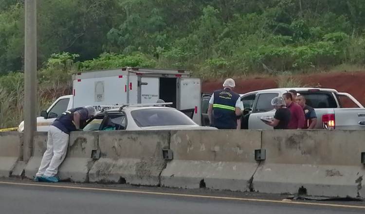 El vehículo en el que ocurrió el incidente quedó en la autopista, a la altura de La Arboleda. Foto de Eric Montenegro 