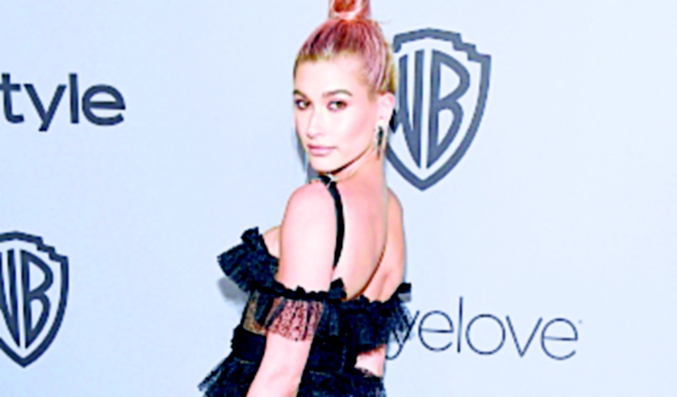 En el video Hailey sostiene al cachorro.