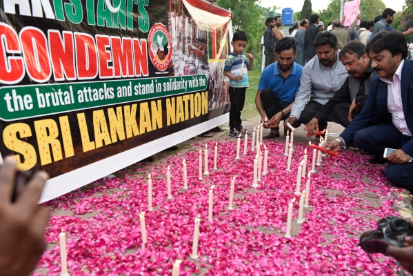 La gente enciende velas durante una vigilia en Islamabad, Pakistán, para las víctimas de las explosiones de bombas en iglesias y hoteles en Sri Lanka. FOTO/AP