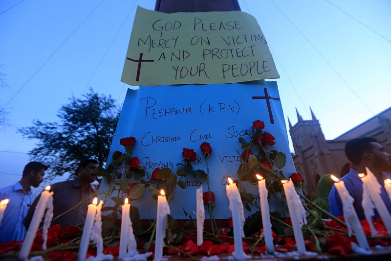  La gente enciende velas mientras condenan las explosiones mortales de bombas en Sri Lanka, durante una protesta en Pakistán. Foto EFE