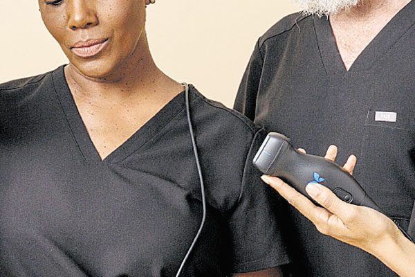 Sencillo: Este ecógrafo pequeño y de bajo costo, ayudará a que las ecografías sean tan simples y ubicuas como los controles de presión arterial o de temperatura corporal en los hospitales. /Foto: Butterfly Network