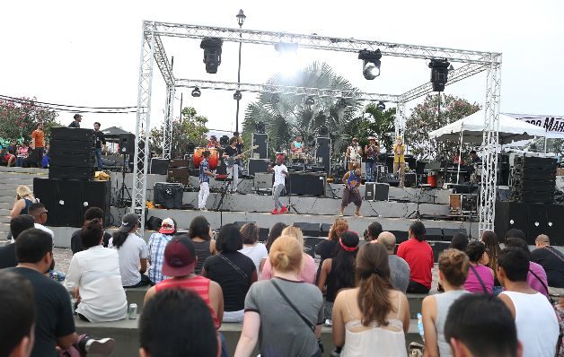 Hubo una variedad de artistas en el escenario.