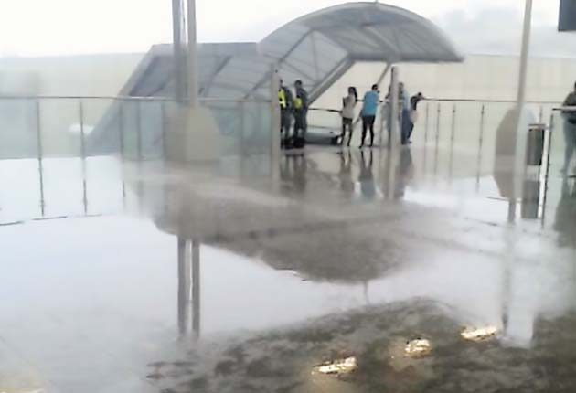 Lluvias acompañadas de vientos afectan las estaciones del metro. / Foto Twitter