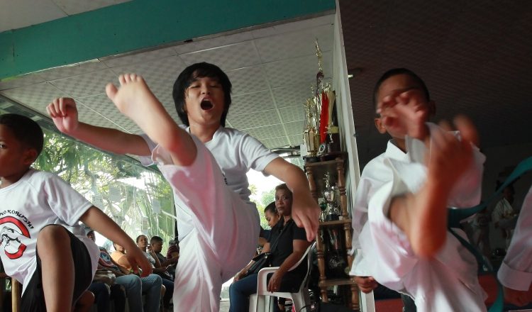 En el "dojo" del "sensei" Frías, todos los atletas (con o sin discapacidad) reciben la enseñanza del karate. /Foto Anayansi Gamez