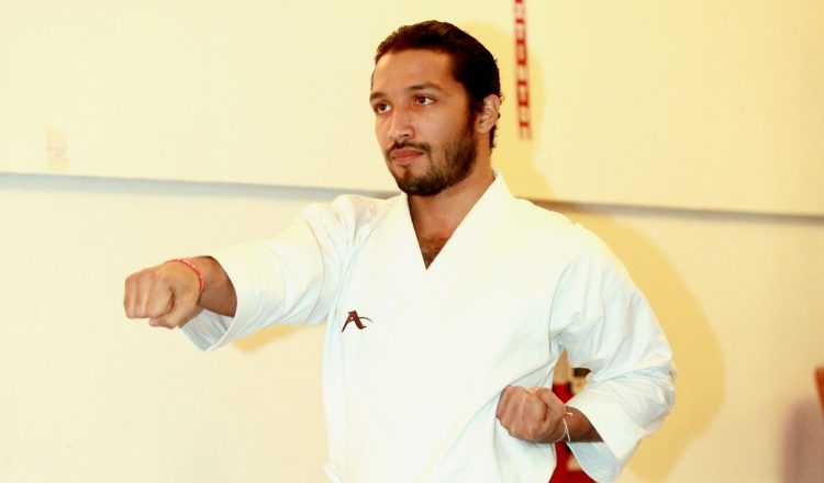 Luis Mario Moore ensaya movimientos de la modalidad de "kata". /Foto ANAYANSI GAMEZ