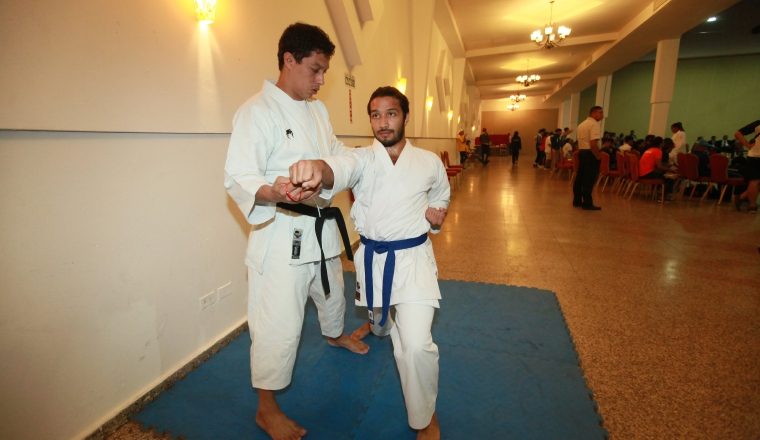 El "sensei" Eduardo Frías, pendiente de la postura de su alumno.