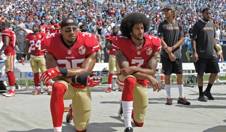 Eric Reid (izq.) junto al "quarterback" Colin Kaepernick. /Foto AP