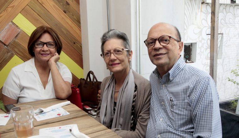 2. Nila Castrellón, Elio Arrocha y María de Arrocha.