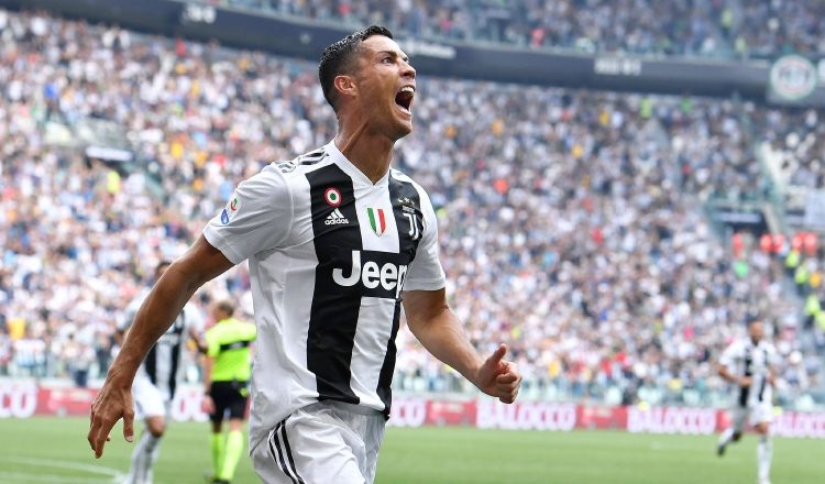 Cristiano Ronaldo recibió el apoyo de su nuevo equipo, la Juventusde Turín. /Foto AP