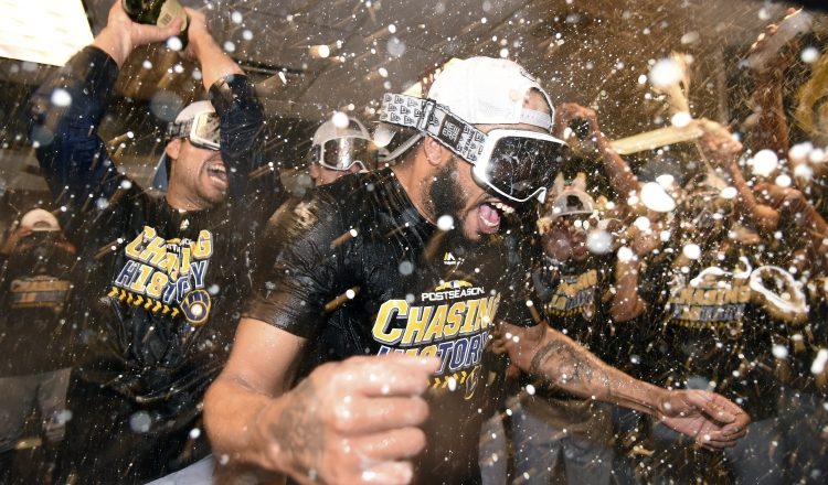 Jugadores de los Cerveceros de Milwaukee, festejan. /Foto AP