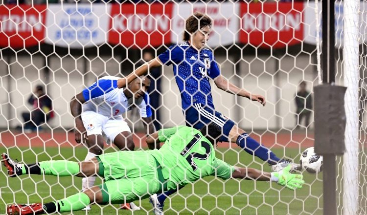 Junya Ito anota el segundo gol de Japón ante el marco de José Calderón. AP