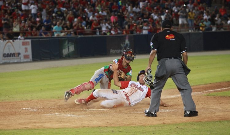 La opción que se maneja es que los peloteros del juvenil sean tomados en cuenta para el equipo mayor. /Foto Anayansi Gamez