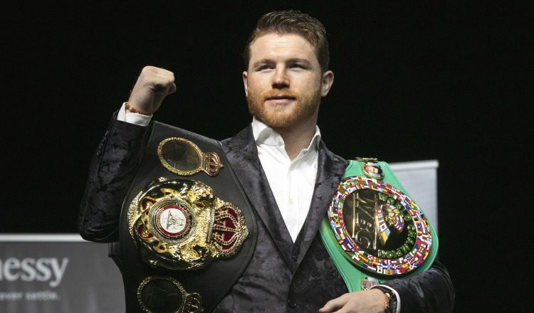El mexicano Saúl "Canelo" Álvarez presume de sus títulos mundiales. /Foto AP