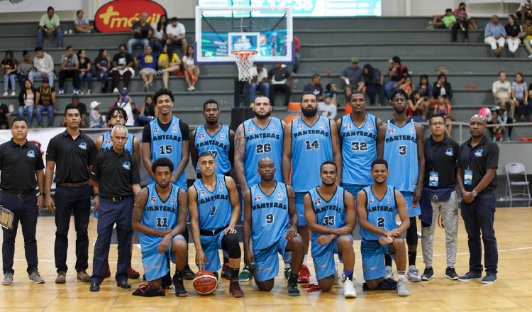 Plantel completo del Club Deportivo Panteras que ve acción en la LPB /Foto LPB