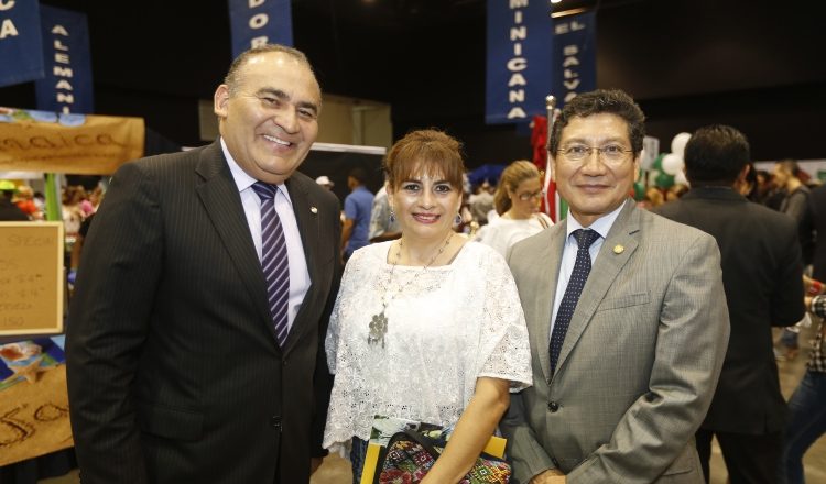 1.  Enrique Jara, Faviola de Robles y  Pedro Robles.