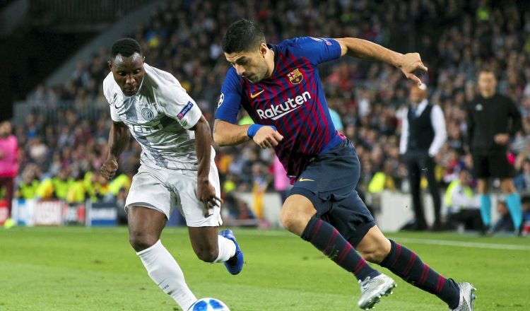 El delantero uruguayo Luis Suárez del Barcelona (dcha.) conduce el balón ante la marca de Kwadwo Asamoah, del Ínter de Milán /Foto EFE