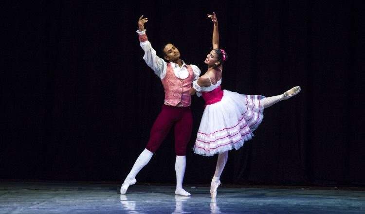 Una selección de coreografías de grandes maestros fue apreciada por los estudiantes. Inac.