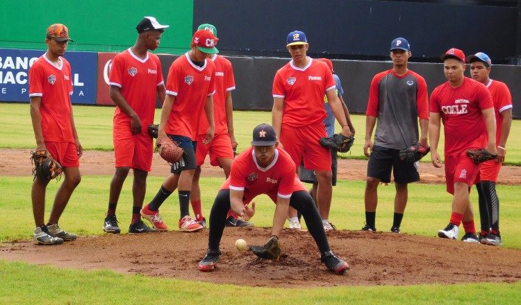 El equipo realiza juegos de fogueo.