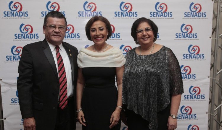 1.  Juan Moreno, Magali Díaz y Rosario de Córdoba.