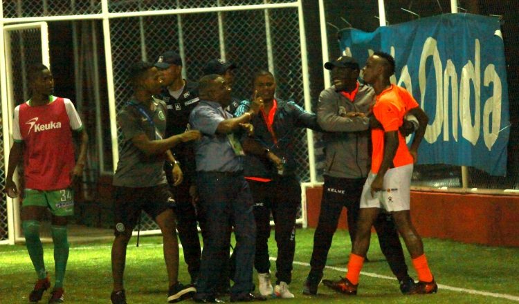 Jair Palacios lamentó que el partido haya terminado de una manera tan penosa. /Foto Anayansi Gamez