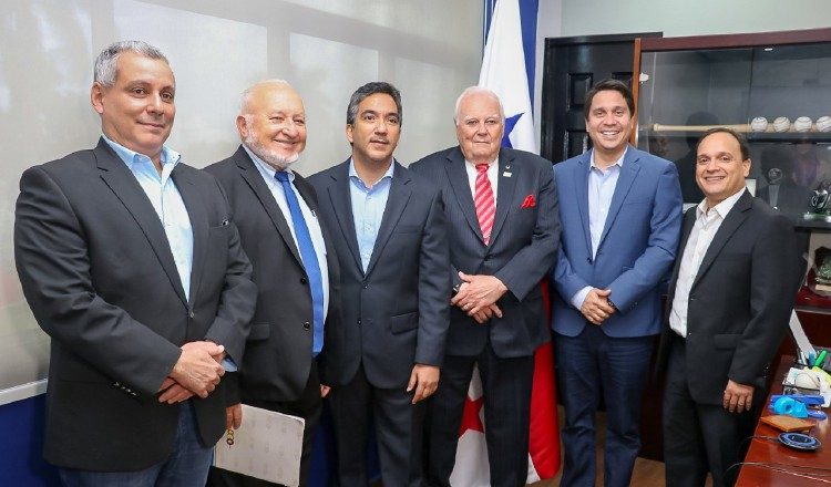 Henry Pozo (tercero de izquierda a derecha) y Mario Pérez, director de Pandeportes junto a los dirigentes de Odecabe. /Foto Cortesía