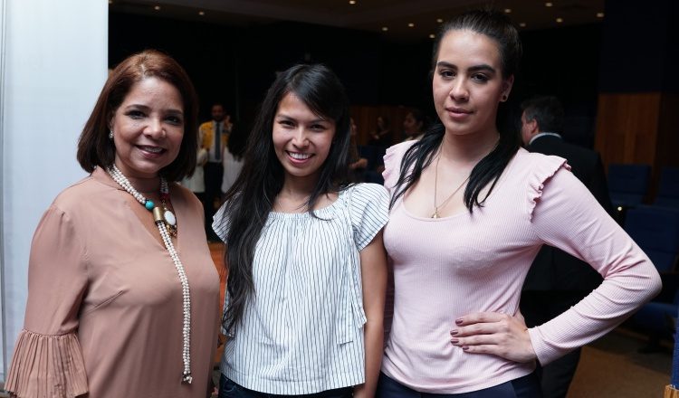 1. Anyvonne Poveda, Mayra Hernández y Carolina Moreno.