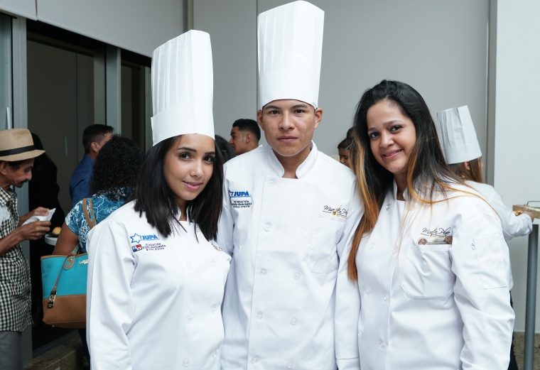 5. Lohana de Gracia, Víctor González y Liliana Ríos.