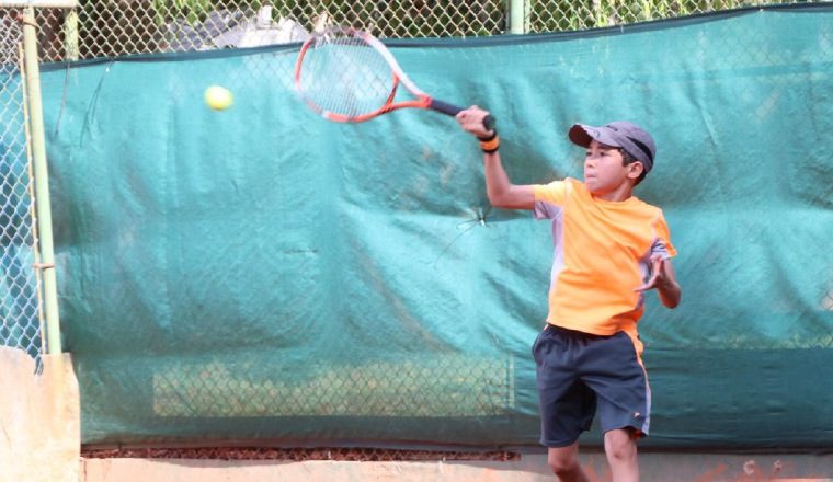 El golpe de derecha es su principal arma en la cancha. /Foto Cortesía 
