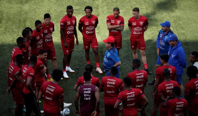 "Bolillo" Gómez (cent.) se prepara para enfrentar a Panamá. /Foto EFE