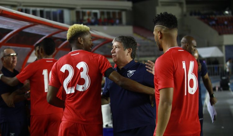 Hernán "El Bolillo" Gómez saluda a los jugadores de Panamá antes del amistoso. /Foto Anayansi Gamez