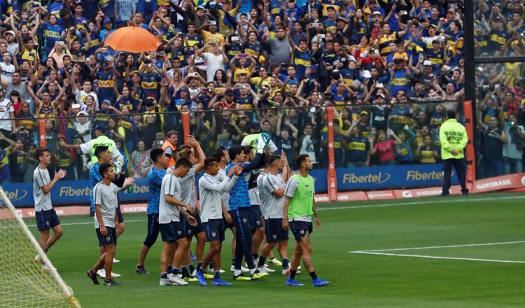 Fanáticos boquenses desbordaron la capacidad del estadio La Bombonera durante los entrenamientos. EFE