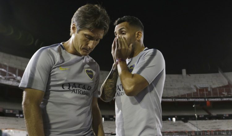 Carlos Tévez (derecha) habla con el técnico de Boca, Guillermo Barros Schelotto. /Foto EFE