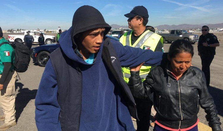 Miembros de la caravana migrante regresan por iniciativa propia a su país, en un avión de la Policía Federal. EFE