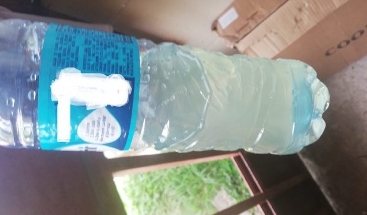 Los residentes del área de Los Andes no confían en tomar agua directo del grifo por temor a enfermarse. /Foto: Cortesía