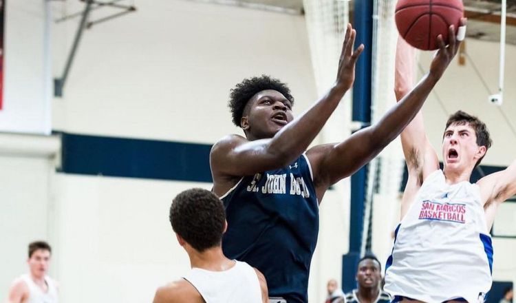 Jonathan Salazar jugando para los St. John Bosco Braves Instagram