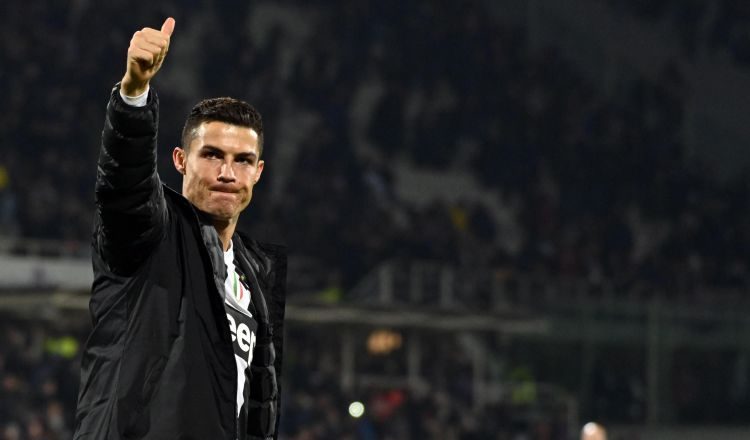 Cristiano saluda a los seguidores de la Juve en el Artemio Franchi. /Foto EFE