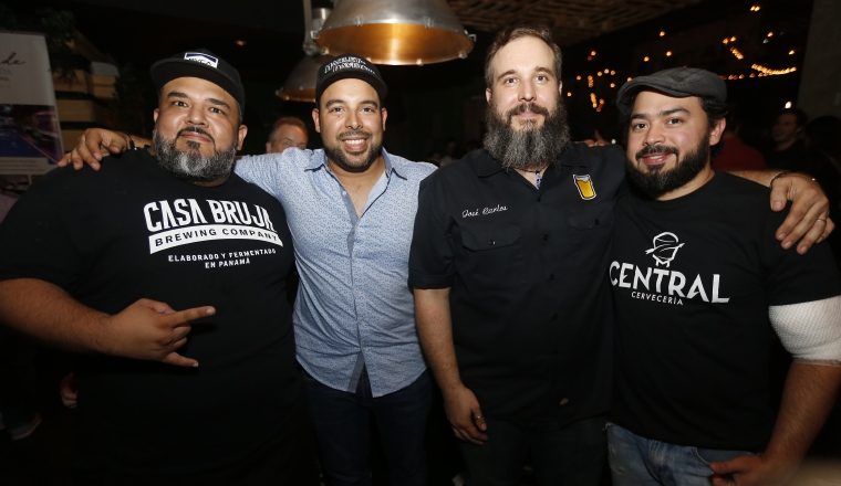 2.  Alberto Mendoza, Juanga Sánchez, José Carlos Blanco y Carlos Castellón.