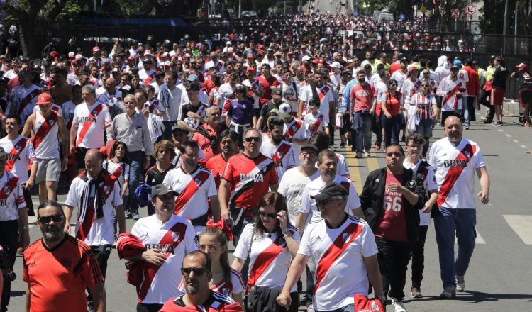 Seguidores de River iban camino al Monumental. /Foto AP