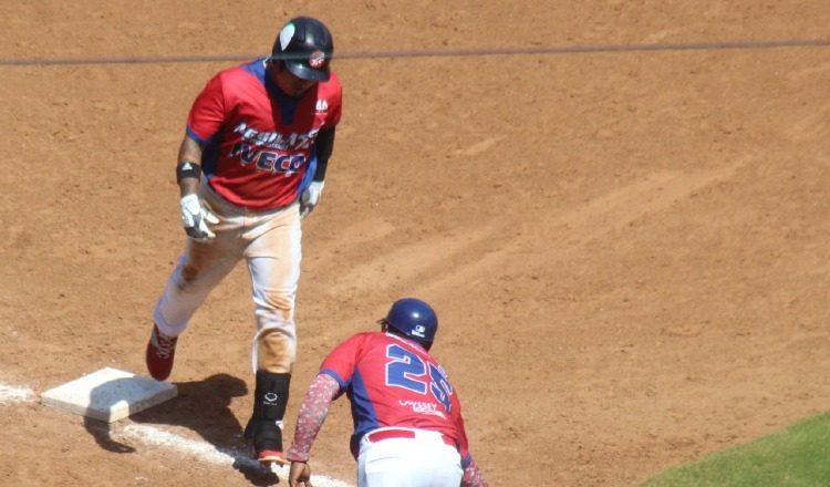 Ariel Serrano sacó la pelota del parque. /Foto Probeis