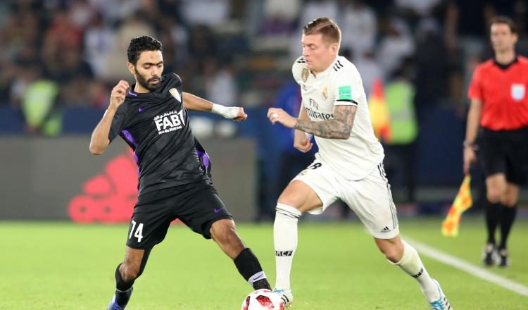 Toni Kroos, del Real Madrid (dcha.), conduce el balón. /Foto AP