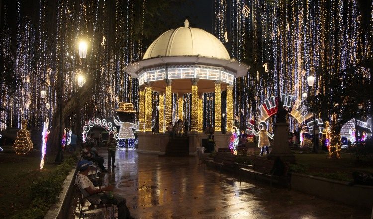 En el inicio del Casco Antiguo y parte de nuestra historia, el parque de Santa Ana da la bienvenida a la Navidad. /Foto Víctor Arosemena