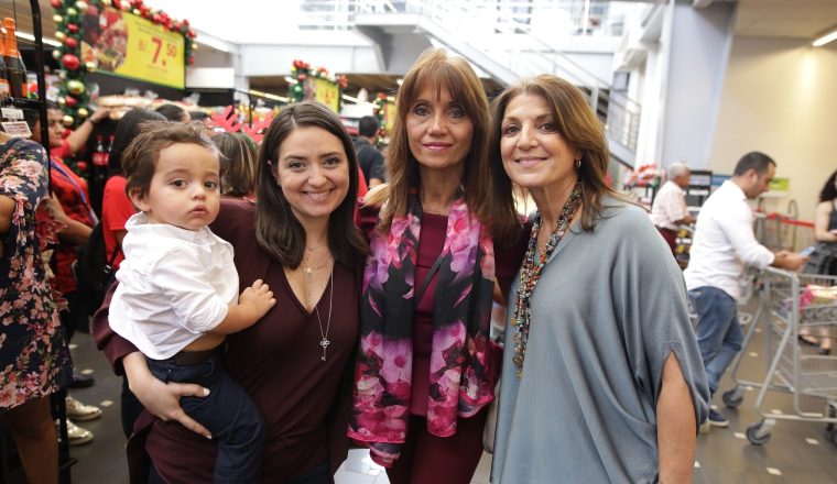 2.  Jorge Tobar, Cristina Psychoyos, Debbie Psychoyos y Brenda López.