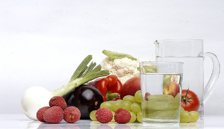 Comer frutas y beber agua.