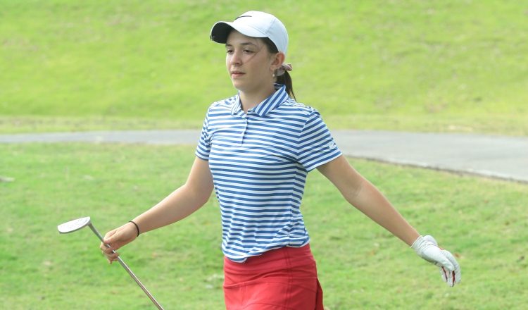 1.  Lúa Pousa tras embocar un "birdie" en el hoyo seis de la primera ronda. Fotos: Anayansi Gamez