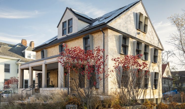 La "casa cero" entrega a la red eléctrica el excedente de electricidad solar que produce y no utiliza.